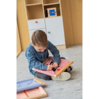 Practice dressing up | Educo | Play material | PIONIER.